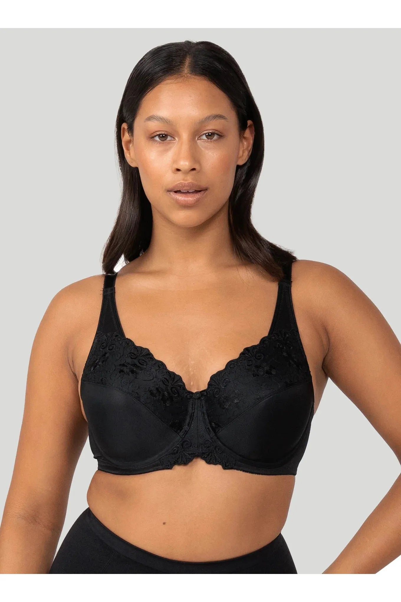 Triumph Embroidered Minimizer Bra -Black