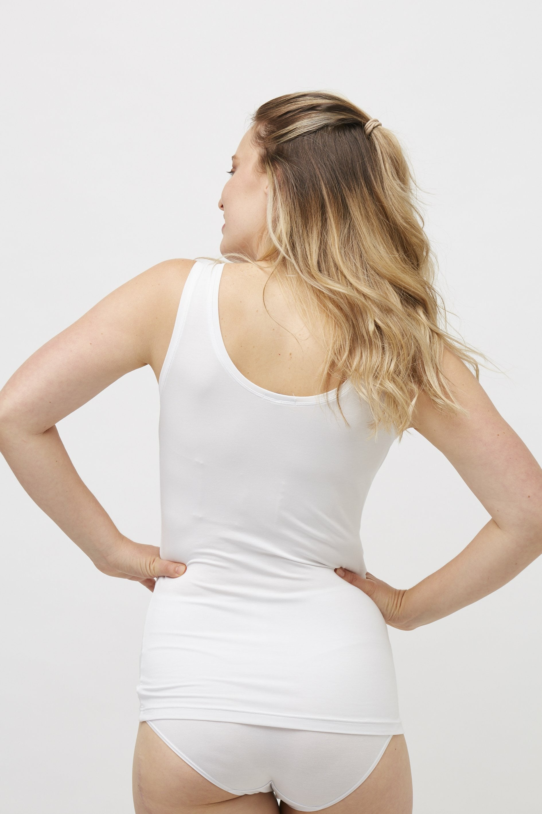 Tani Modal Scoop Tank -White