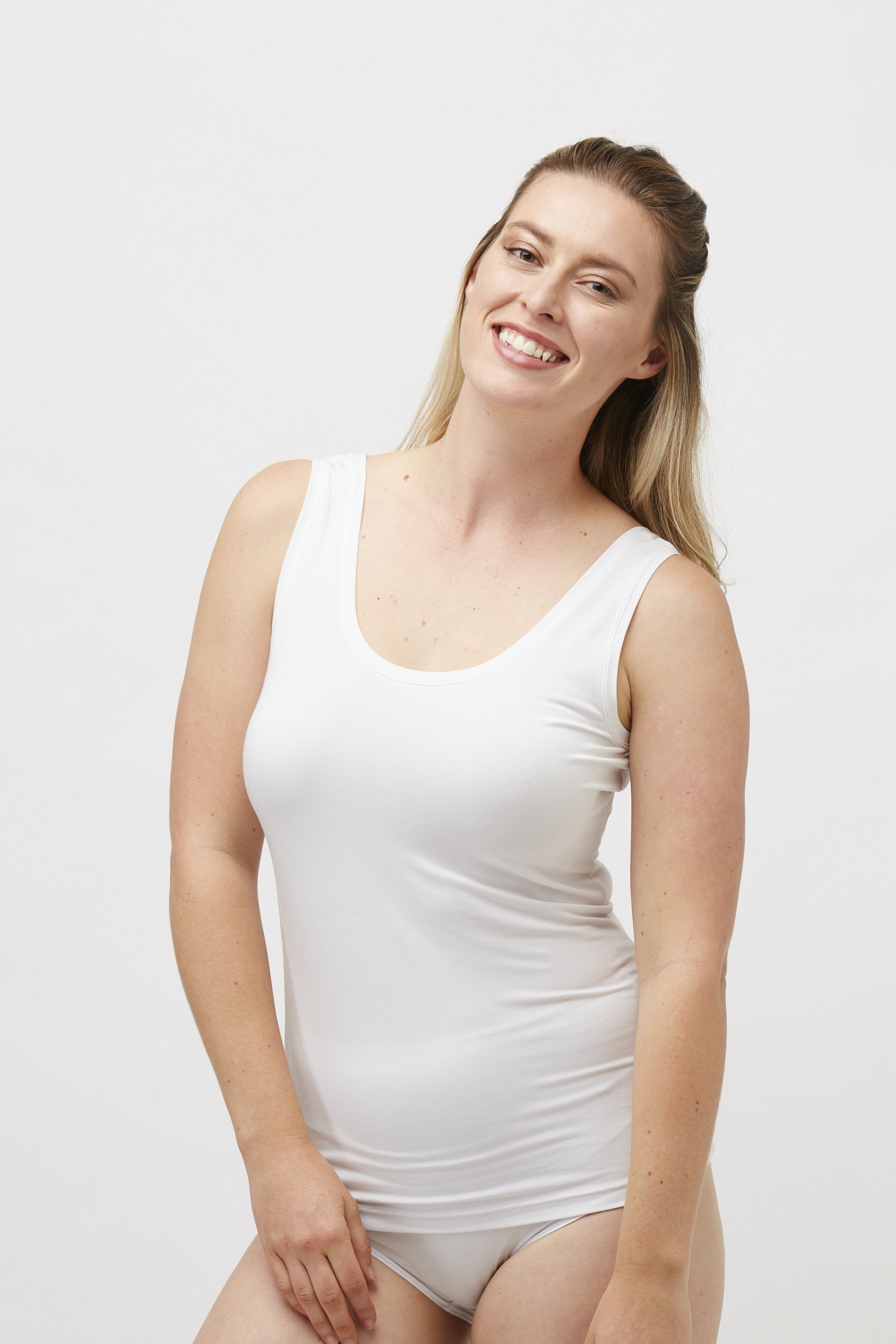 Tani Modal Bodyfit Scoop Tank -White